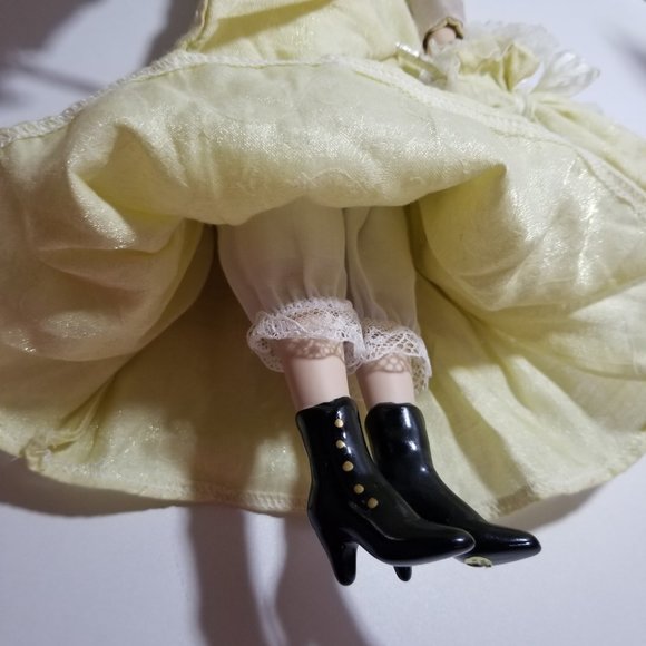 Set of two Collectible Memories Porcelain Dolls - Picture 9 of 9